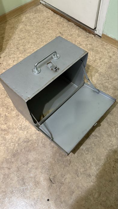 Ящик металлический.