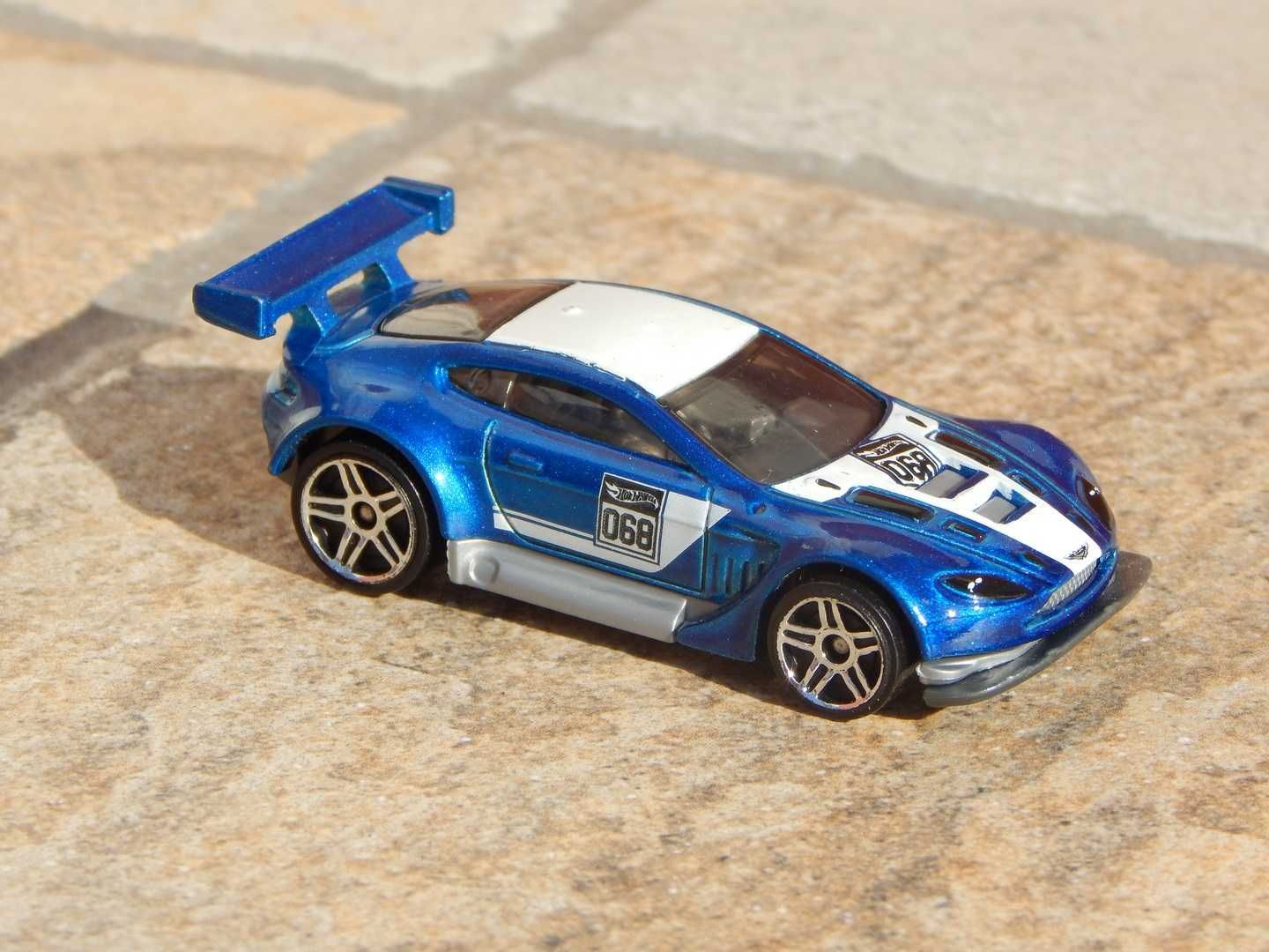 Hot wheels best sale aston martin vantage