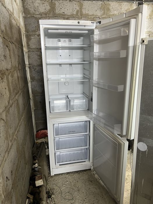 Продам холодильник Аристон в отличном состоянии