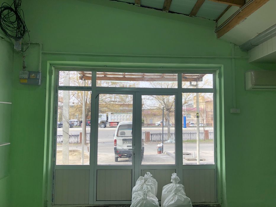 Сдается место 85кв магазинного типа 24/7