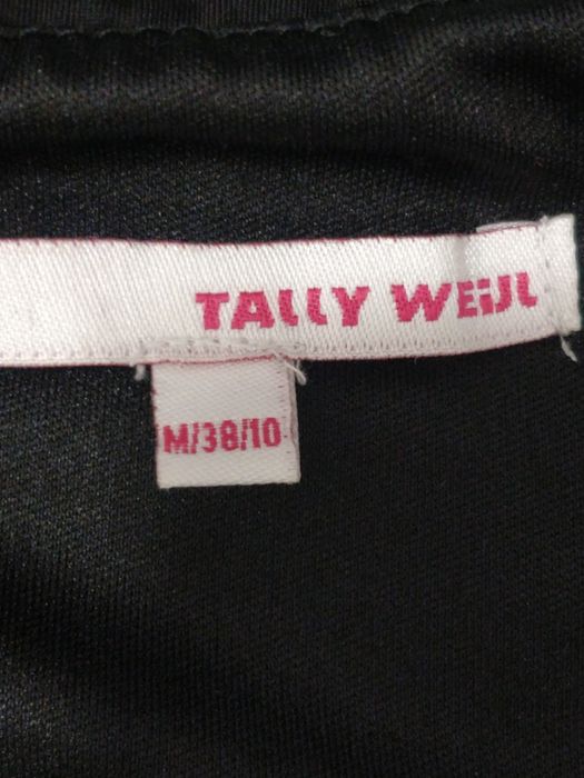 Елегантна рокля в черно.