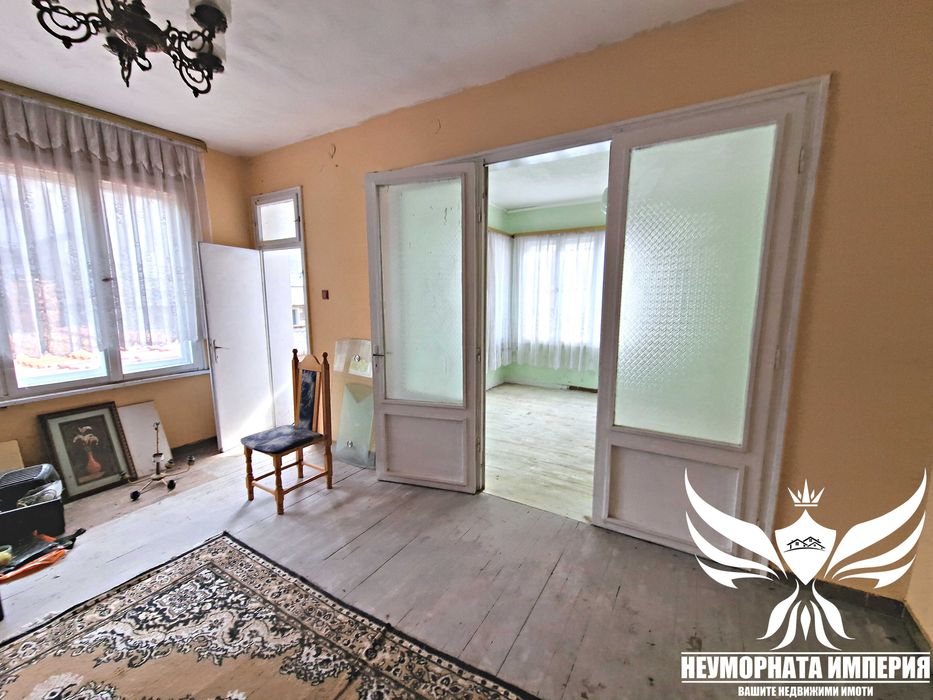 Продавам тристаен 128кв. 1ет. с гараж в гр.Асеновград, широк център