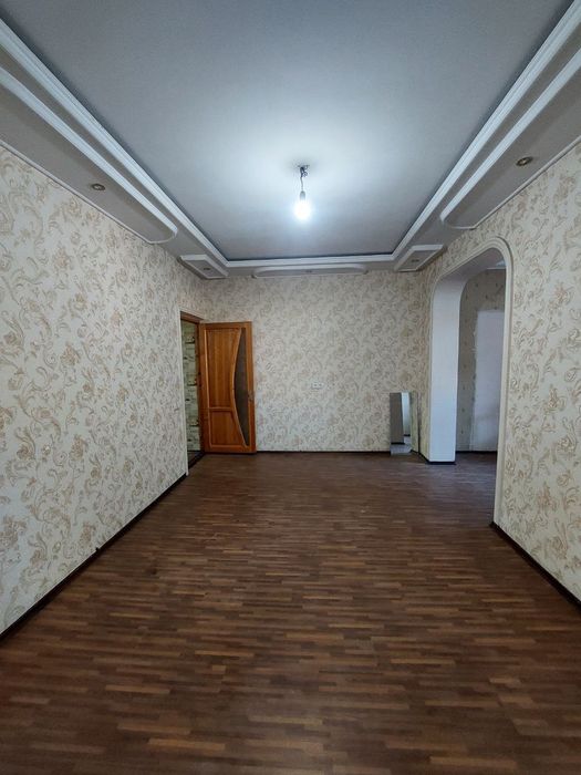 Qora Qamish chimboy maxallada 1xona 2*6 balkon srochna sotiladi.