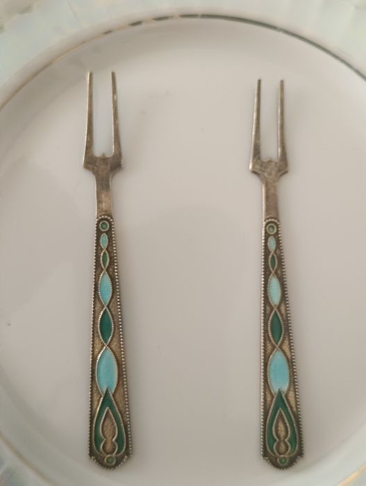 Серебряные вилки и посеребряная ложка.
