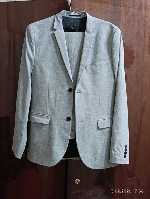 Серый костюм, размер 46.