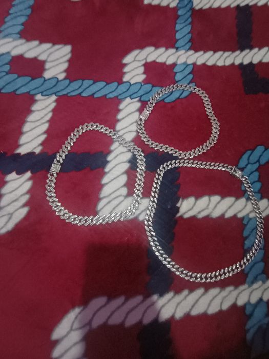 Vând lanțuri si brățări