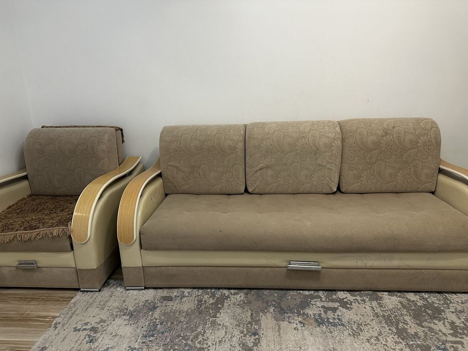 Диван .  Раскладывается.  В хорошем состояние .