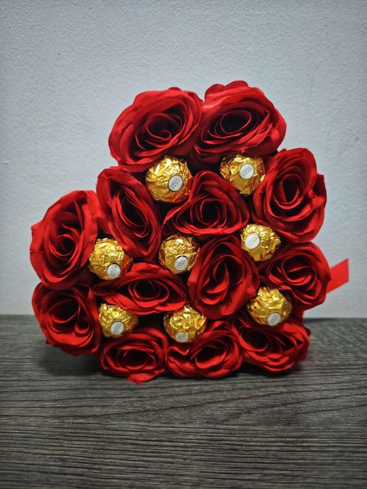 Кутия сърце от червени рози с Ferrero Rocher
