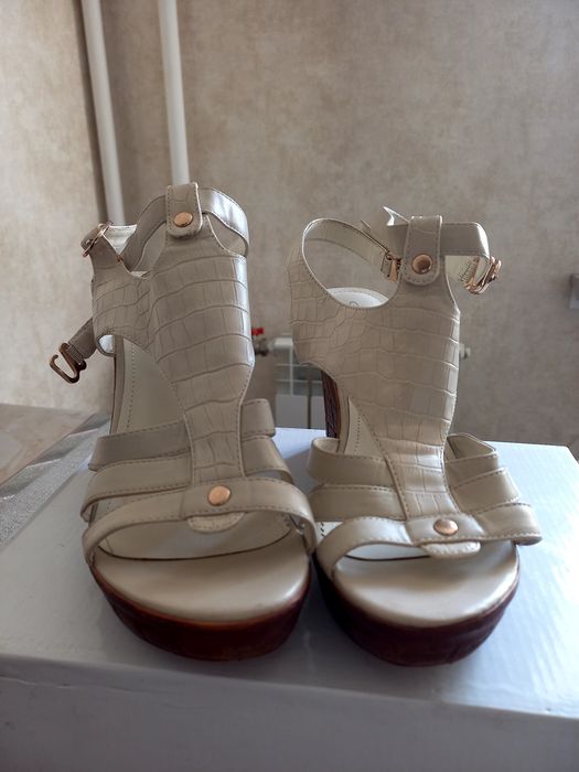 Продам босоножки