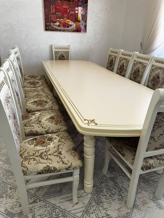 Стол стульчиктерімен бірге сатылады