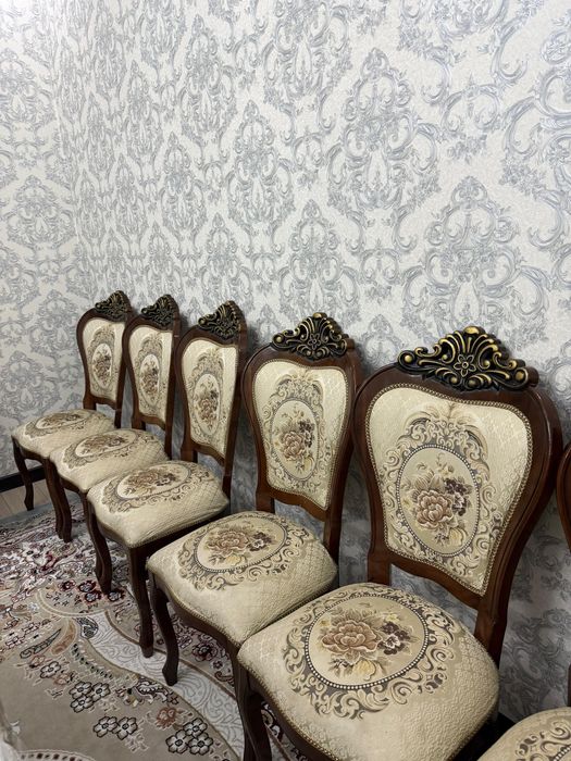 Стол стулья для гостиной