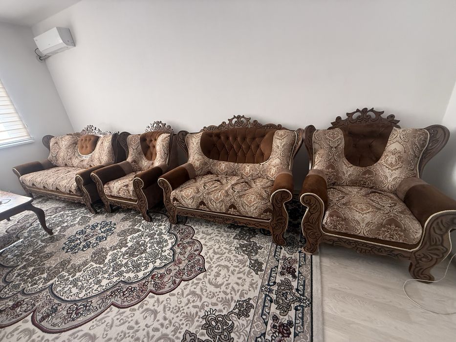 Мебель для зала в хорошем состаяние свое без посредников