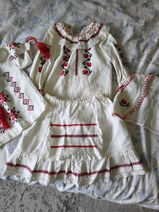 Costum popular , lucrat manual