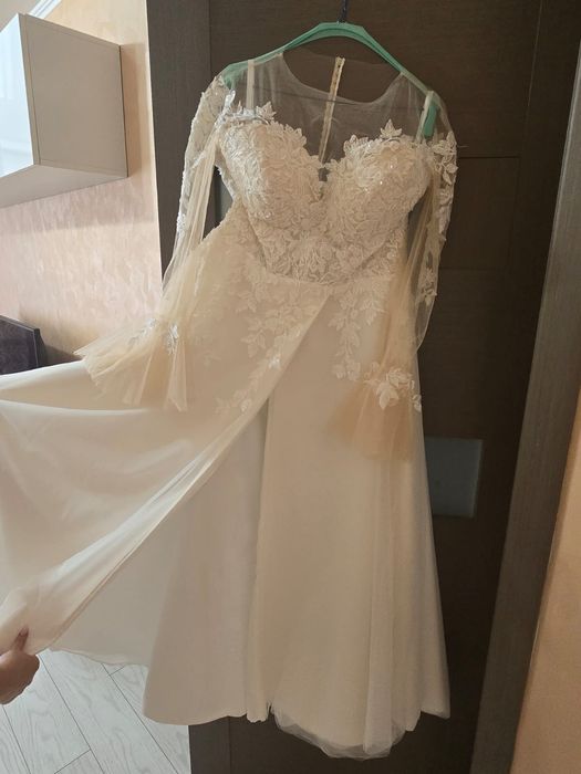 Vând Rochie de mireasa A line cu șliț    72 kg  160cm