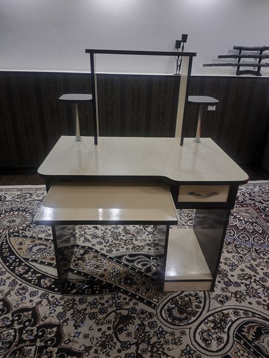 Продаётся компьютерный стол