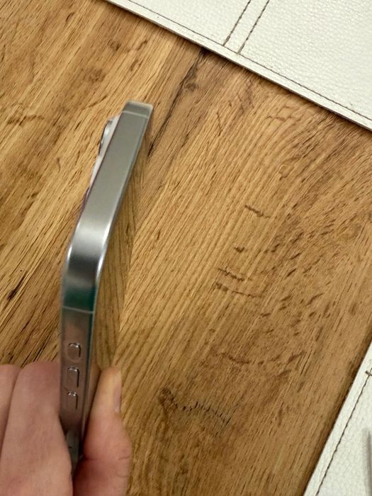 Коледен подарък iPhone 16 pro White 2 години гаранция