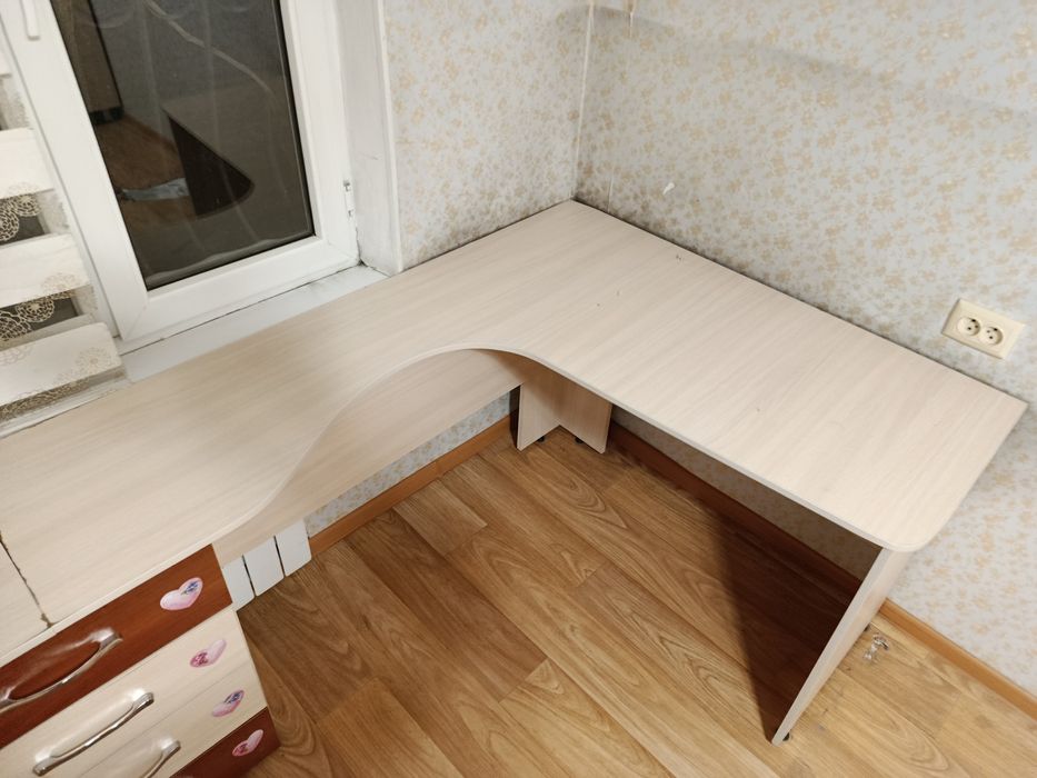 Продам стол для детской спальни