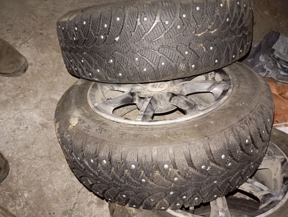 Продам зимние шипованные колеса R14