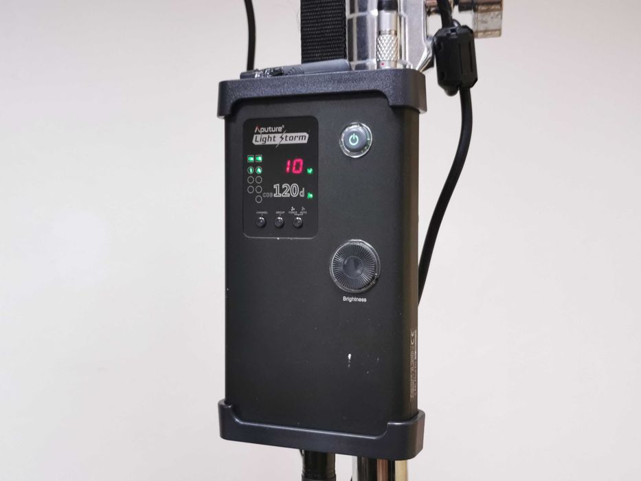 Aputure Light Storm COB 120D диодно постоянно осветление