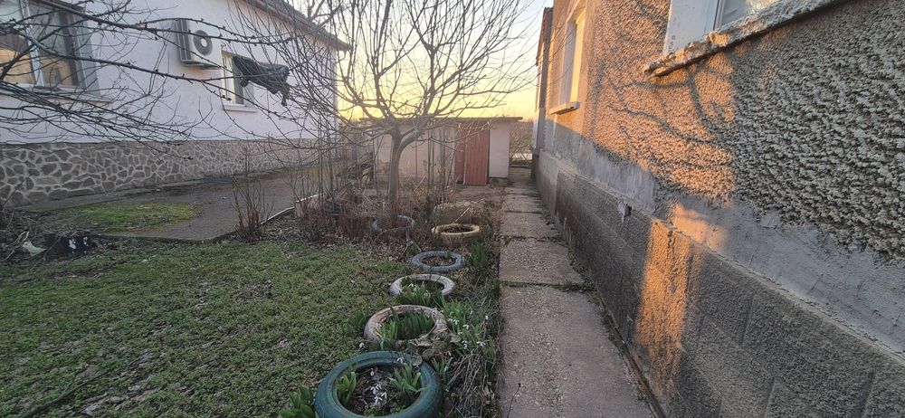 Къща с гараж и допълнителна постройка