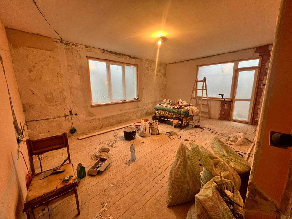 Просторен и слънчев четиристаен апартамент със започнат ремонт в района на Стоматологията