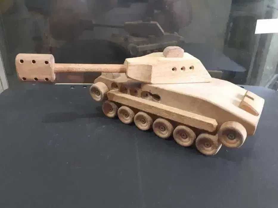 Macheta- Tanc fabricat din lemn masiv si lucrat manual