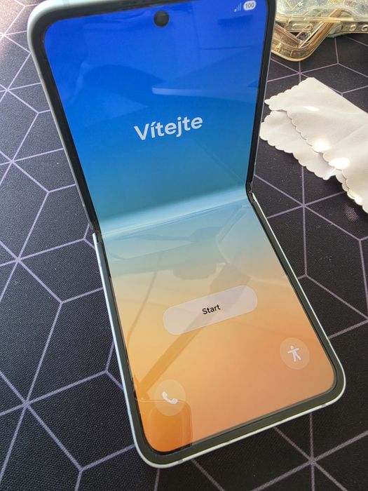 Продавам Samsung Z Flip 6