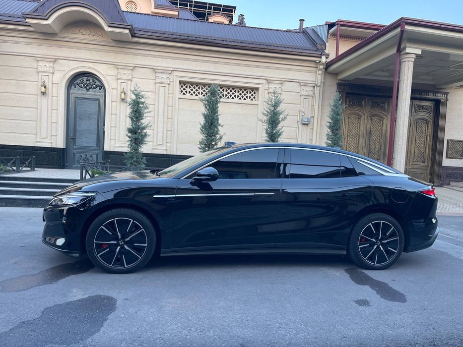 Byd Han L sotiladi 1 matorli en fuli 680 ta ot kuchi 701 km !