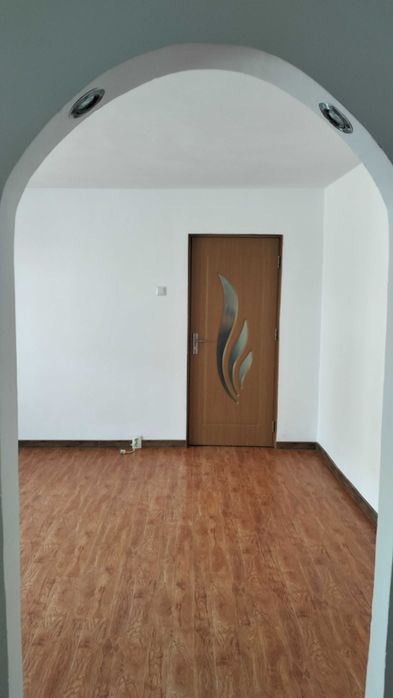 Vând apartament semidecomandat