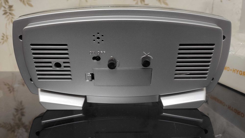 Часы будильник с термометром и гигрометром - новые.