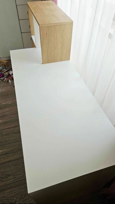 Masa de birou cu spatii depozitare