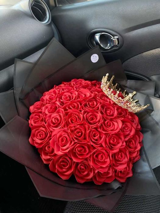 червени рози от сатен, вечни цветя в букет.