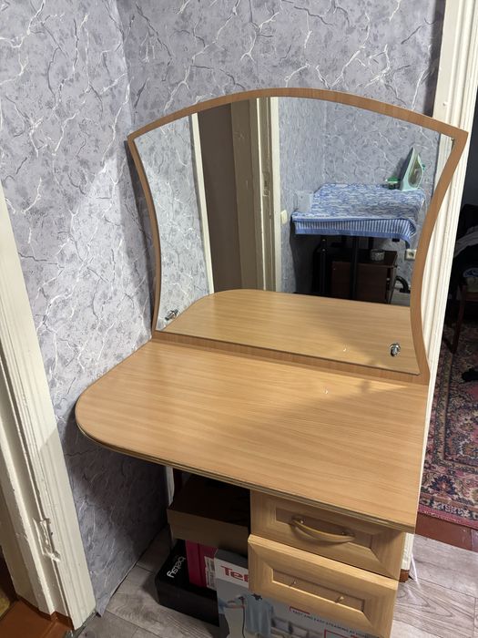 Продам туалетный столик