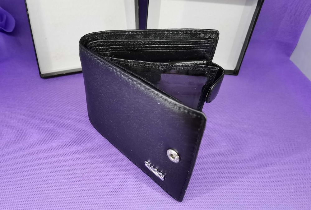 Продавам нов Gucci портфейл от черна естествена кожа