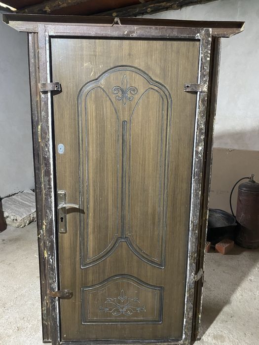 Дверь дома . Установлен на 2года