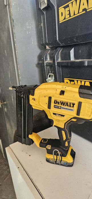 Pistol cuie Dewalt dcn 680