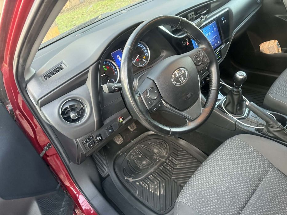 Продавам автомобил Toyota Corolla