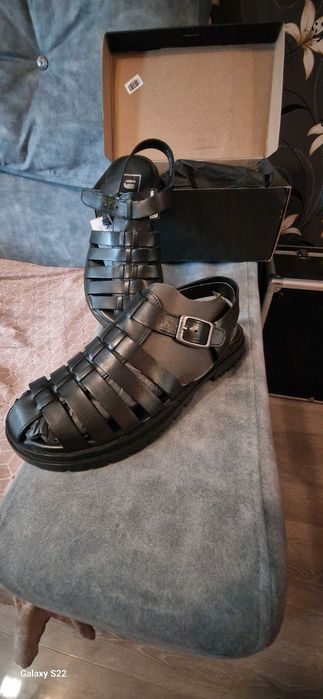 Vând sandale piele negre marime 38,noi cu eticheta, pentru damă