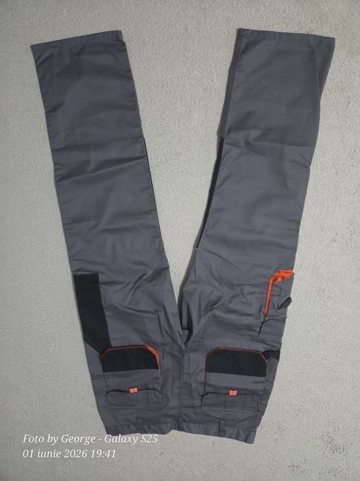 Se vinde pantaloni de salopeta pentru  santier.