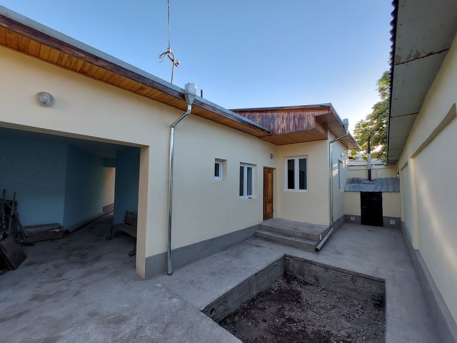 Урганч шахар марказида ховли жой гаражи билан ижарага берилади