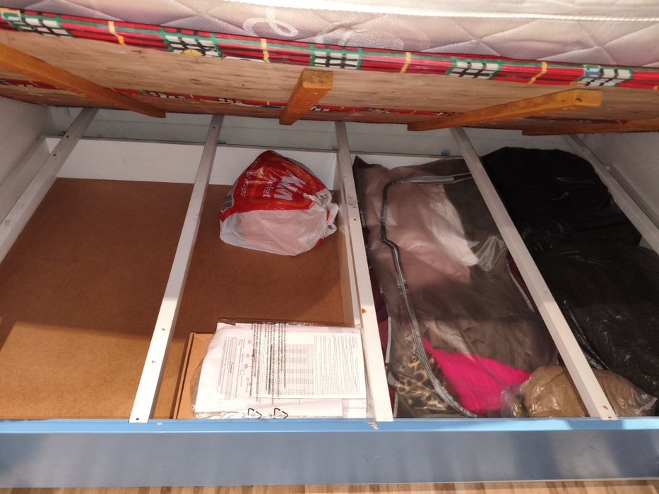 Дестко легло на два етажа, ъглов гардероб и бюро с поставка за компютъ