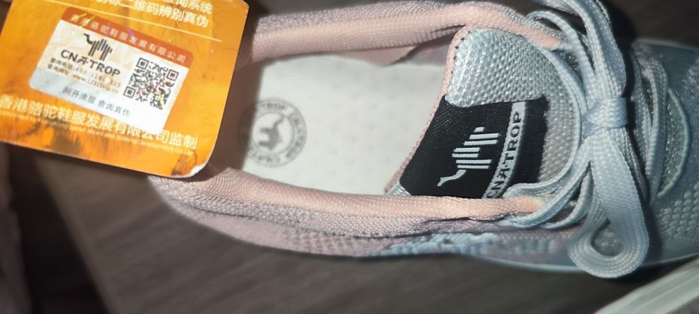 Женские кроссовки