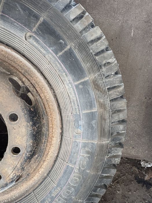 Гуми с джанти за камион