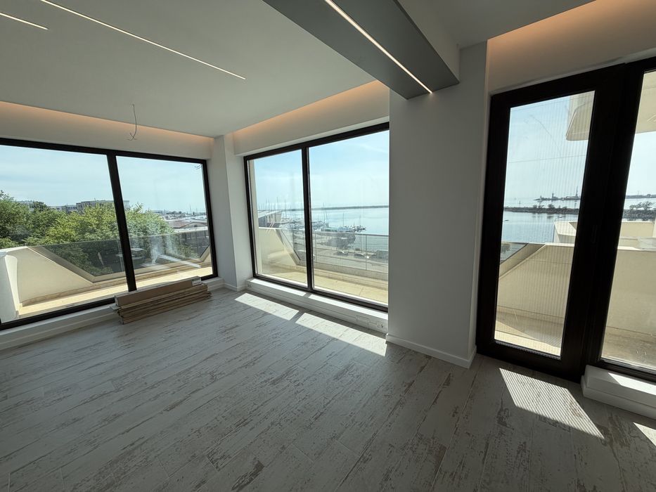 Apartamentul cu 3 camere , 2 băi si 3 terase + 2 locuri parcare si view direct spre portul turistic Mangalia