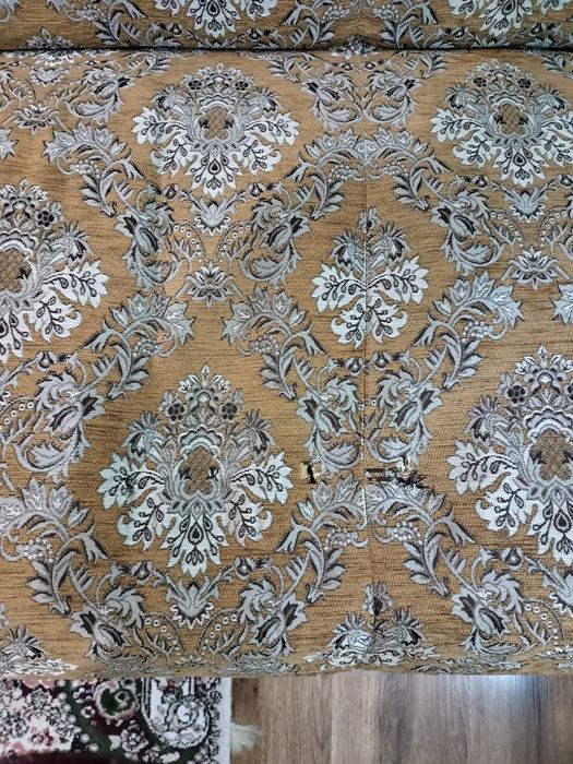 Диван и два кресла.