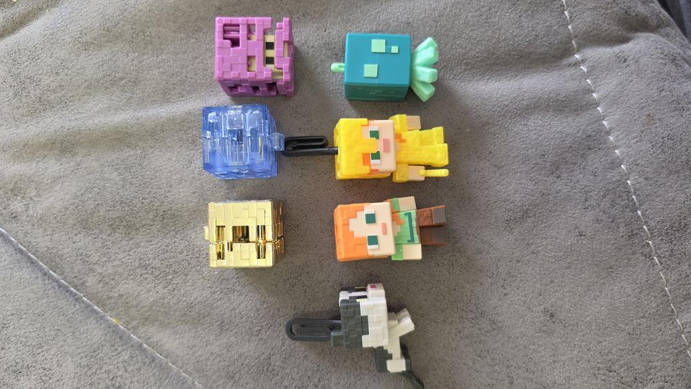Продам игрушки Kinder Minecraft