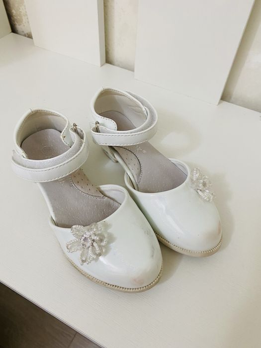 Продам белый туфли 26 размер 26-28 подойдет