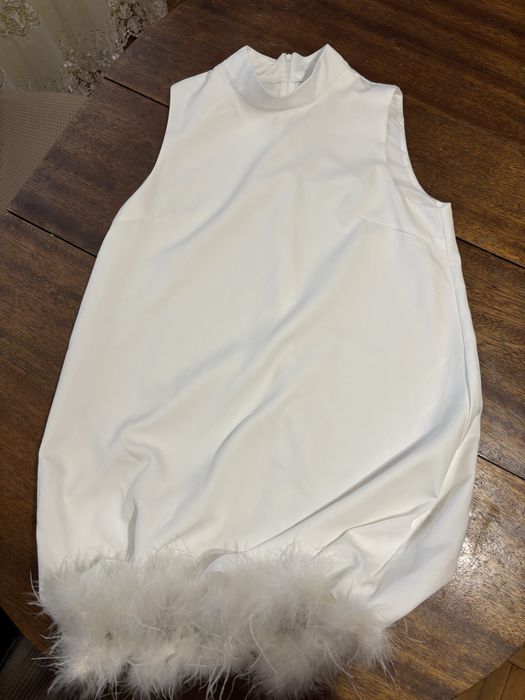 Къса бяла рокля
