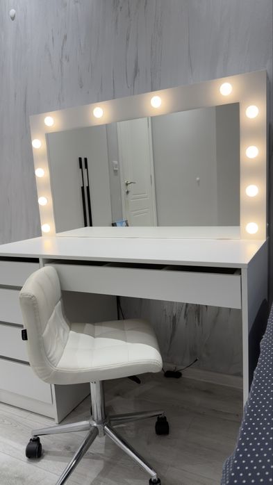 Тоалетка с LED осветление + кожен регулируем стол