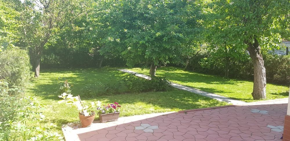 Casa la curte cu garaj